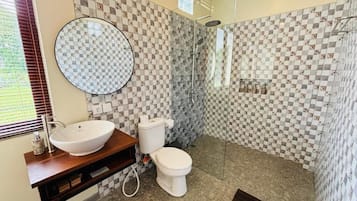 Kahden hengen superior-huone, parveke, näköala uima-altaalle | Kylpyhuone