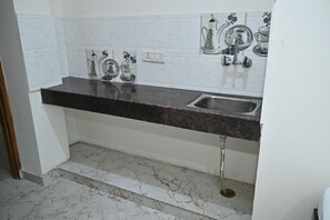 Executive Room | Bathroom | Shower, towels, soap, shampoo - The Divine Stay (Gurugram)