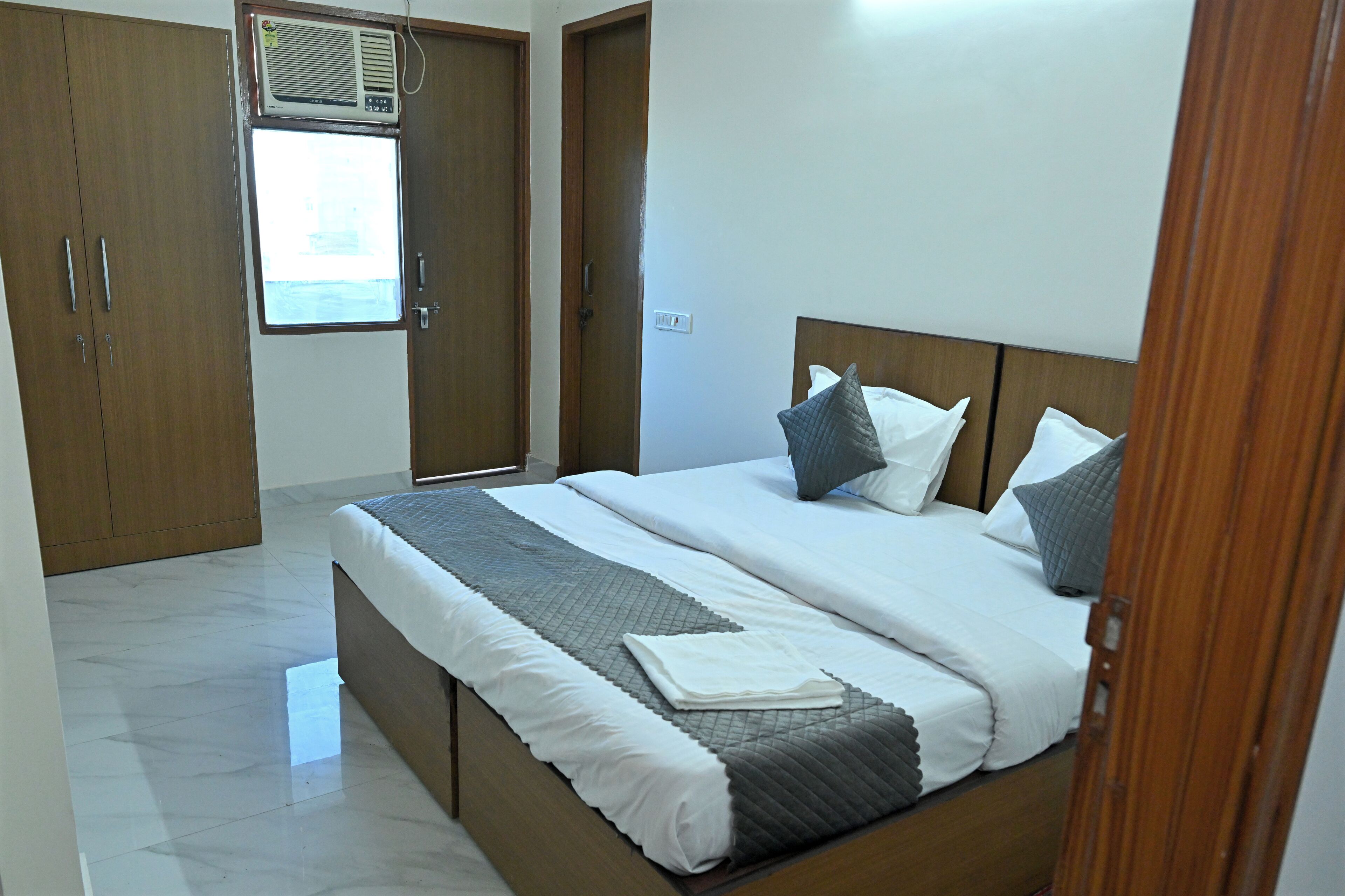Deluxe Room, City View | Desk, free WiFi