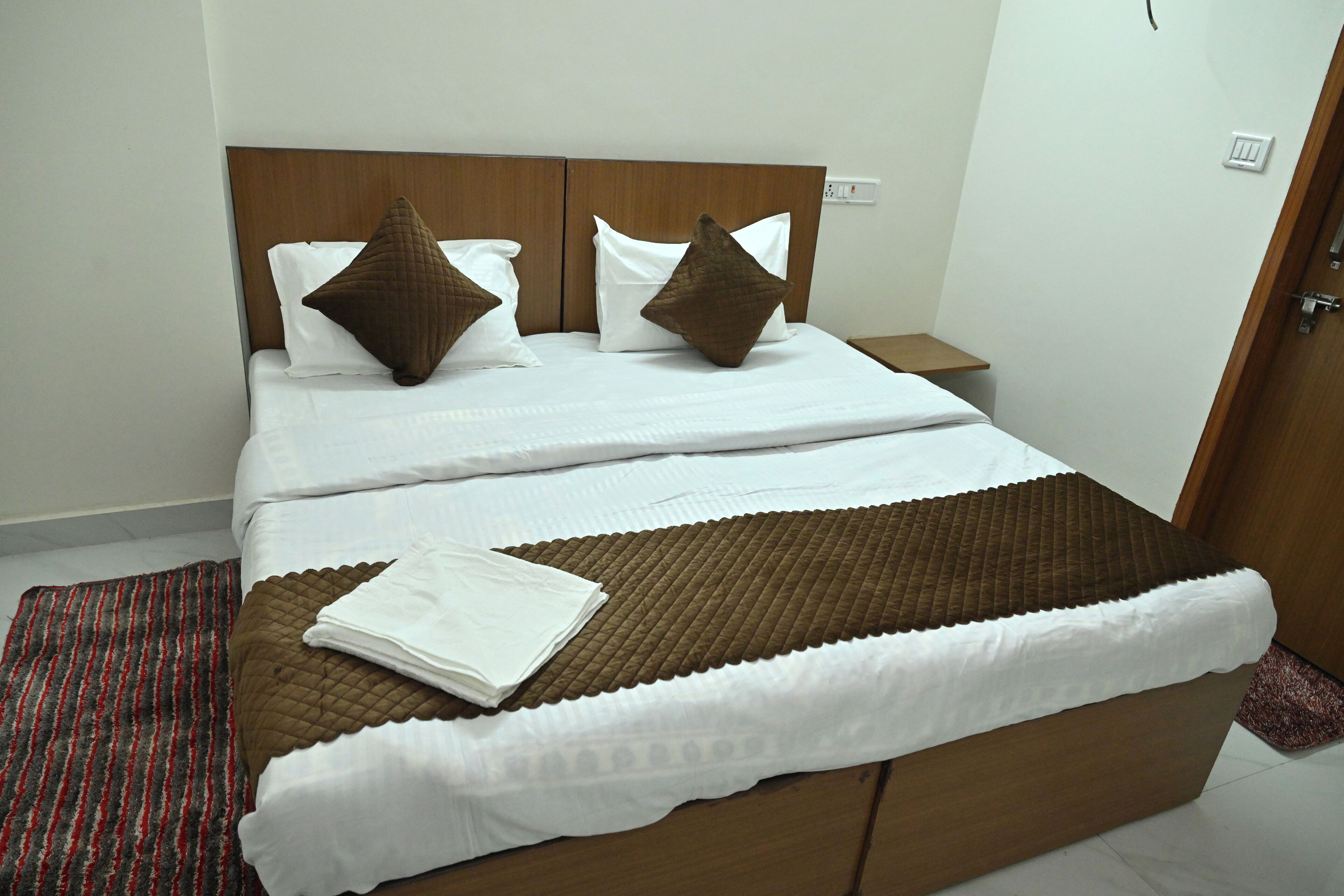 Standard Room, City View | Desk, free WiFi