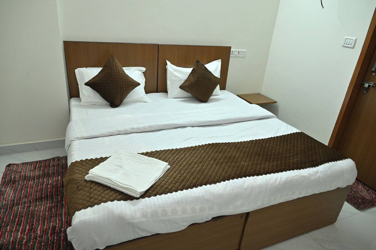 Standard Room, City View | Desk, free WiFi