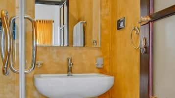 Deluxe Twin kamer, uitzicht op tuin | Badkamer | Een douche, gratis toiletartikelen, handdoeken, zeep