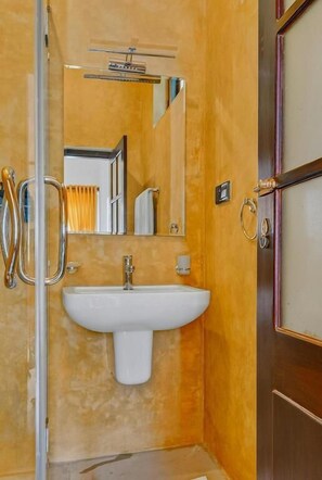 Deluxe-Zweibettzimmer, Gartenblick | Badezimmer | Dusche, kostenlose Toilettenartikel, Handtücher, Seife