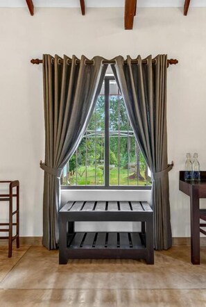 Habitación triple superior, vistas al jardín | Interior