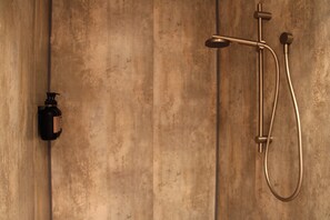 Douche, articles de toilette écologiques, sèche-cheveux