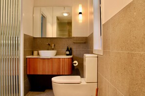 Een douche,  milieuvriendelijk toiletgerief, een haardroger, handdoeken