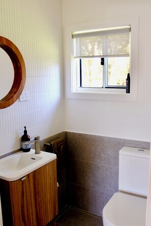 Een douche,  milieuvriendelijk toiletgerief, een haardroger, handdoeken