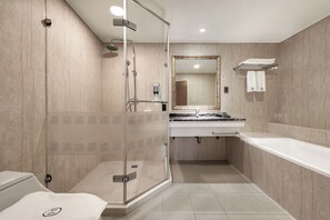 Deluxe Suite | Bathroom | Hair dryer, slippers, towels, shampoo - LUXIAINN (Tainan)