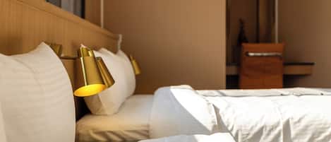 Escritorio, cortinas blackout, wifi gratis y ropa de cama