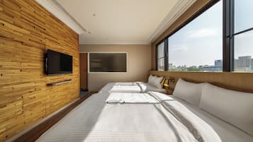 Standard Quadruple Room | Desk, blackout drapes, free WiFi, bed sheets