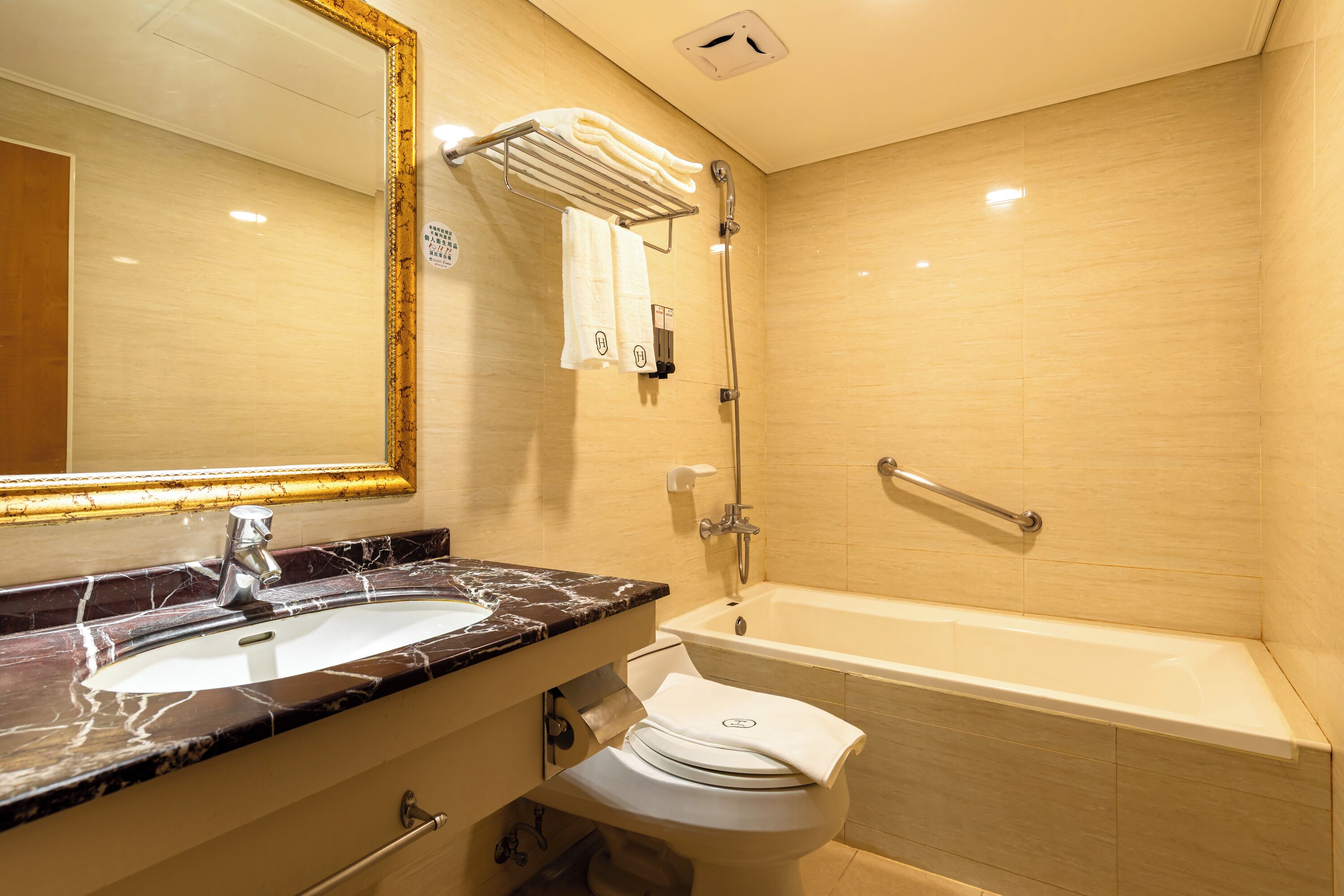 Standard Double Room | Bathroom