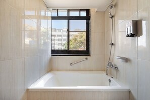 Kamar Double Klasik | Kamar mandi | Pengering rambut, sandal, handuk, dan sampo