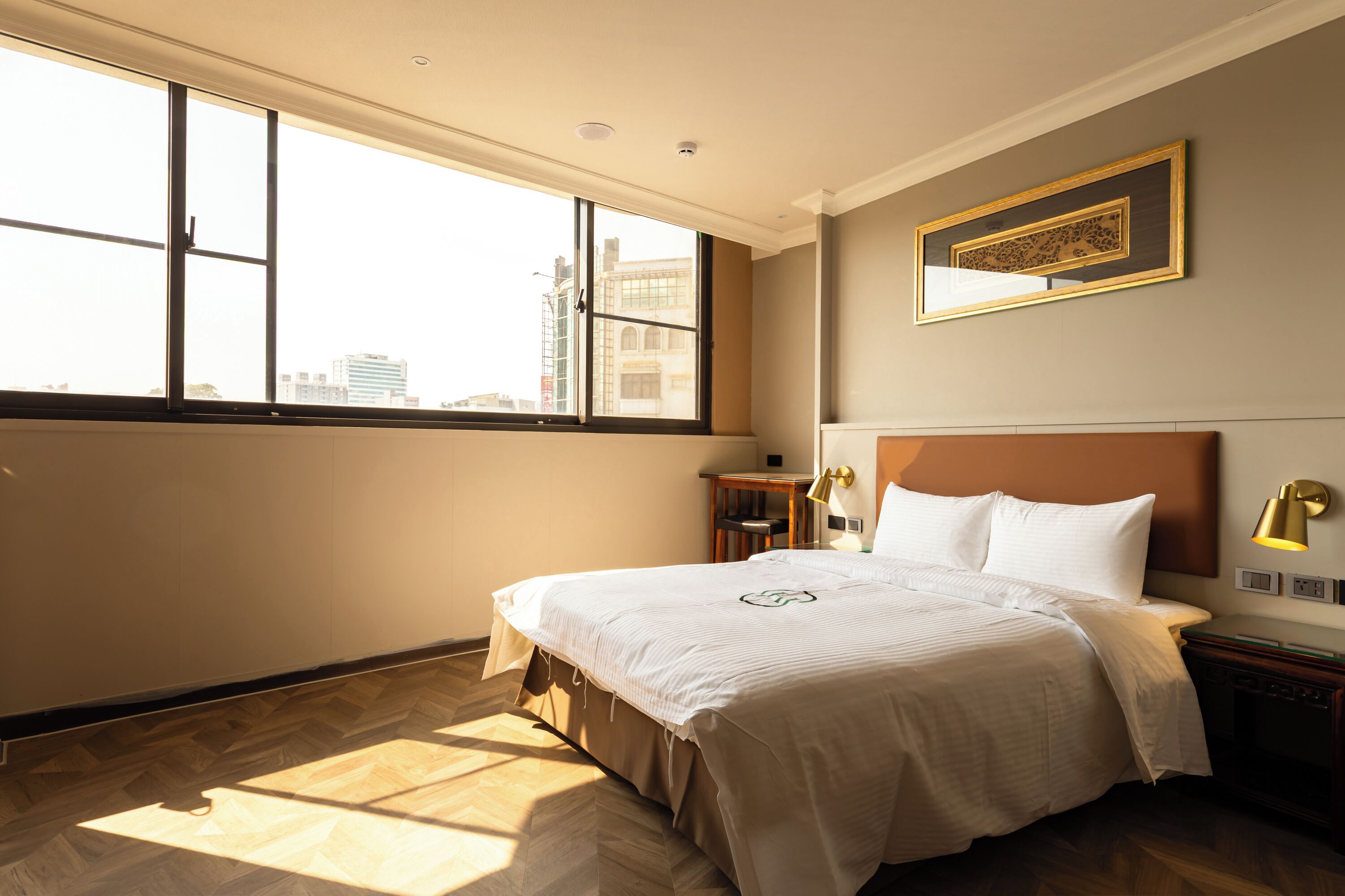 Deluxe Suite | Desk, blackout drapes, free WiFi, bed sheets