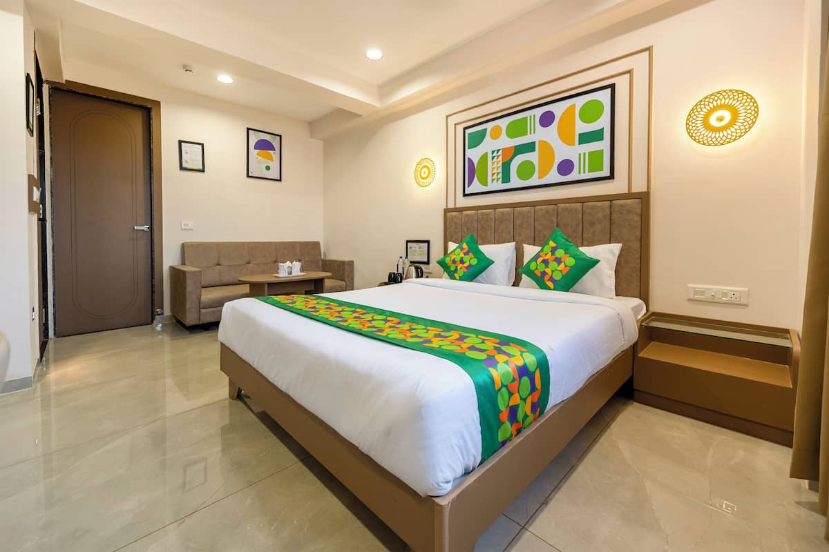 Economy Double Room | Desk, iron/ironing board