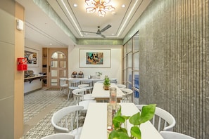 Dining - Treebo Arizona (Gandhinagar)