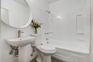 Hiustenkuivaaja, pyyhkeet, saippua, sampoo