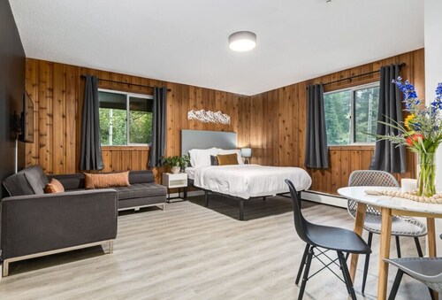 Gateway Suites: Near Canmore and Banff!