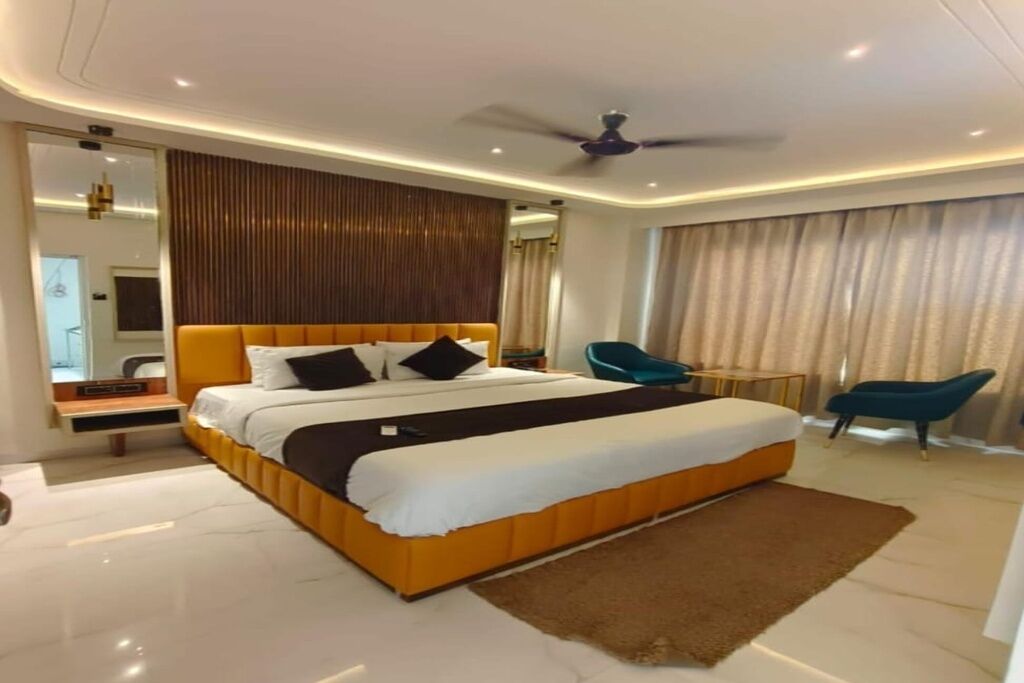 Desk, iron/ironing board, free WiFi