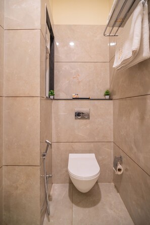 Studio | Badkamer | Een douche, gratis toiletartikelen, pantoffels, handdoeken