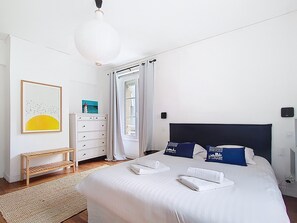 4 bedrooms, desk, travel cot, free WiFi - Le Saint-Vincent Prestige, apartment for 8 inner-city residents (Saint-Malo)