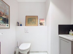Secadora de cabello, toallas, papel de baño 
