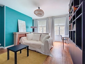 TV, table football, books, printers - Le Saint-Vincent Prestige, apartment for 8 inner-city residents (Saint-Malo)