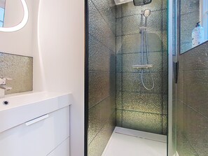 Secadora de cabello, toallas, papel de baño 