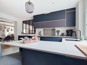 Fridge, microwave, oven, stovetop - Le Saint-Vincent Prestige, apartment for 8 inner-city residents (Saint-Malo)