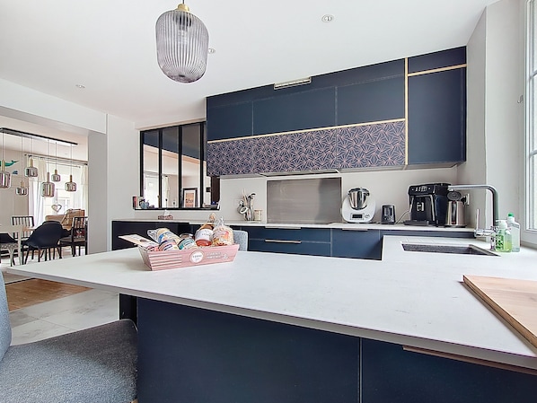 Coffee/tea maker, fridge, microwave, oven - Le Saint-Vincent Prestige, apartment for 8 inner-city residents (Saint-Malo)