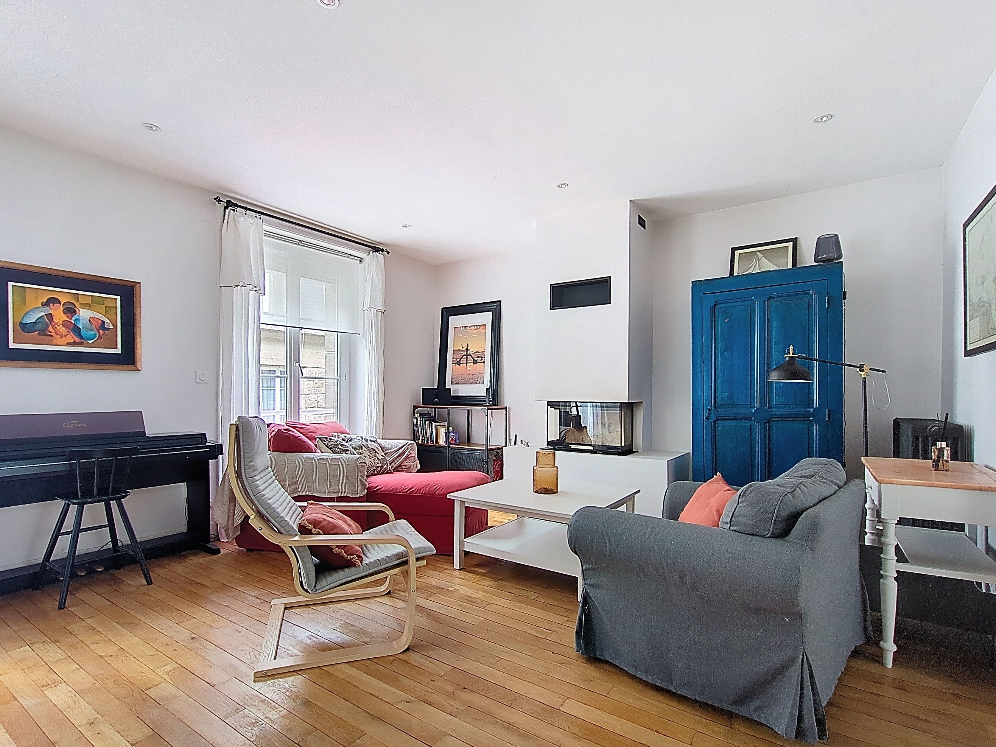 Télévision, baby-foot, livres, imprimantes