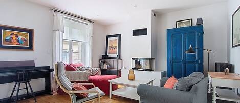 Télévision, baby-foot, livres, imprimantes