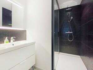 Secadora de cabello, toallas, papel de baño 