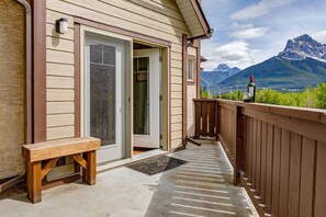Terrace/patio - Stunning Mountain View Cozy Studio for Small Grp (Canmore)