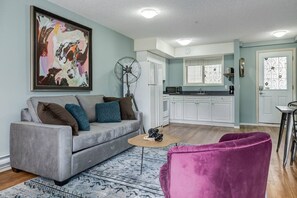 Smart TV - Stunning Mountain View Cozy Studio for Small Grp (Canmore)