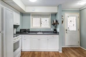 Coffee/tea maker, fridge, microwave, oven - Stunning Mountain View Cozy Studio for Small Grp (Canmore)
