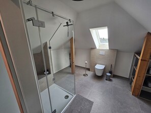 Dusche, Haartrockner, Handtücher, Seife