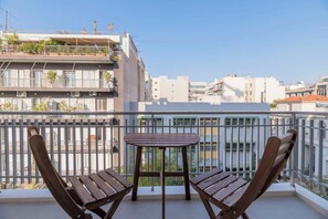Outdoor dining - Museum Family 3BR Apartment (Athens)
