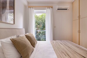 2 bedrooms, desk, iron/ironing board, free WiFi - Marousi 2BR Prestige Apartment (Marousi)