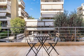 Outdoor dining - Marousi 2BR Prestige Apartment (Marousi)