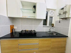 Frigorifero, piano cottura, pentole/stoviglie/utensili, tavolo da pranzo