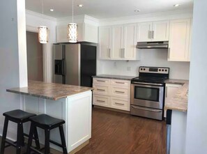 Private kitchen - BIG & BEAUTIFUL- 2Bdrm-Waters Edge Steps Away! Spacious,Bright,Quiet Side Street (Toronto)