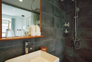 Bañera y ducha independientes, secador de pelo, zapatillas y toallas