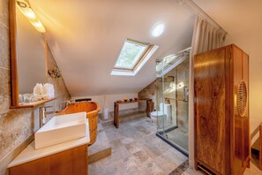 Quarto casal luxo, vista para o pátio | Banheiro | Banheira e chuveiro separados, secador de cabelo, chinelos 