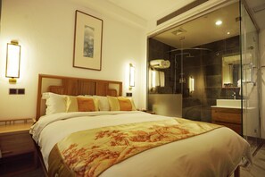 Quarto casal básico, varanda, vista para a colina | Cofres nos quartos, Wi-Fi de cortesia