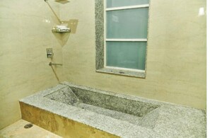 Luxury Studio Suite | Bathroom