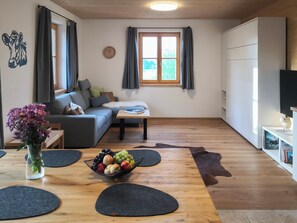 TV - Vacation apartment 1 with terrace for max. 6 people (Seeon-Seebruck)