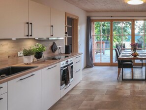 Fridge, oven, stovetop, dishwasher - Vacation apartment 1 with terrace for max. 6 people (Seeon-Seebruck)