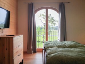 1 bedroom, bed sheets - Vacation apartment 1 with terrace for max. 6 people (Seeon-Seebruck)