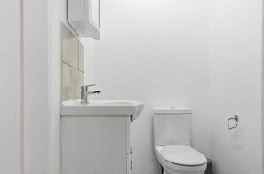 Shower, hair dryer, towels, toilet paper - Stylish London two bedroom apartment - Free Parking and Wi-Fi (London)