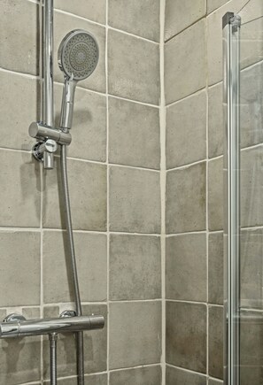 Shower, hair dryer, towels, toilet paper - Stylish London two bedroom apartment - Free Parking and Wi-Fi (London)